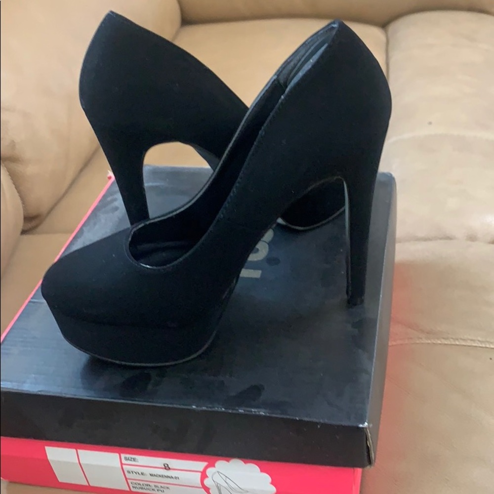 Black Platform Pumps. Faux Suede.